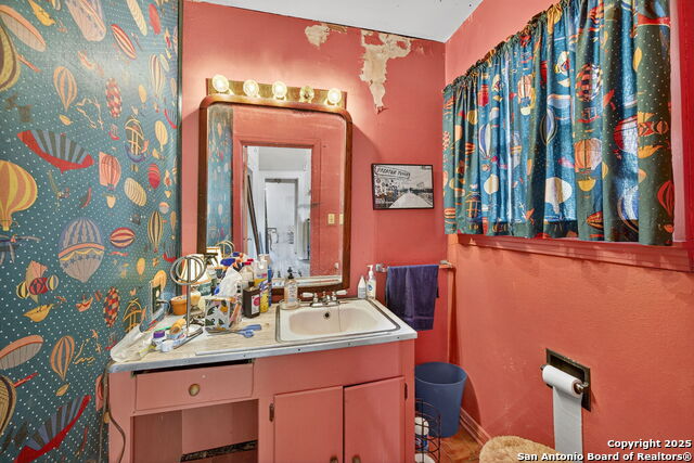 Image 18 of 30 For 433 Woodlawn Ave W