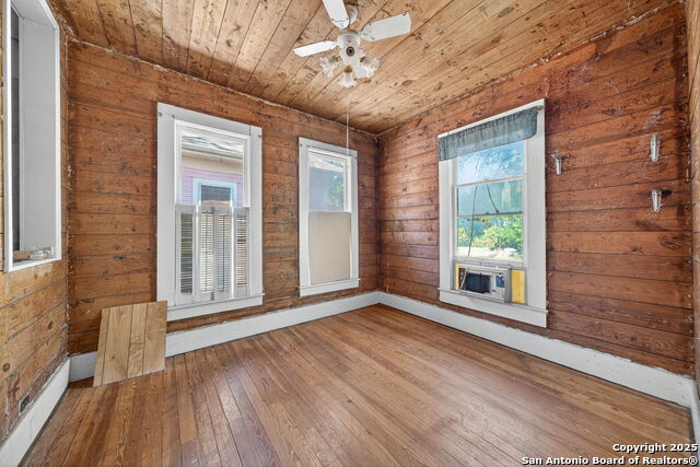 Image 21 of 30 For 433 Woodlawn Ave W