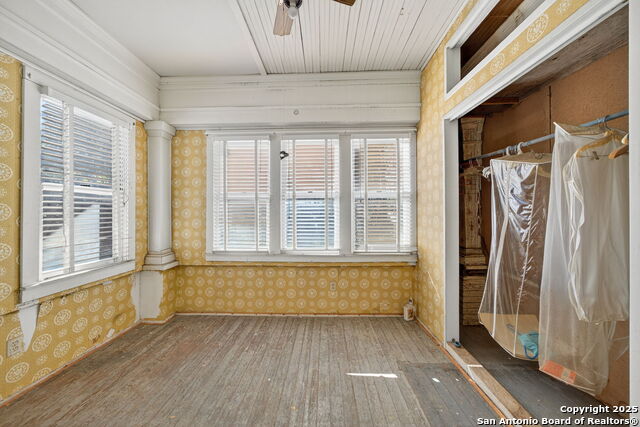 Image 25 of 30 For 433 Woodlawn Ave W