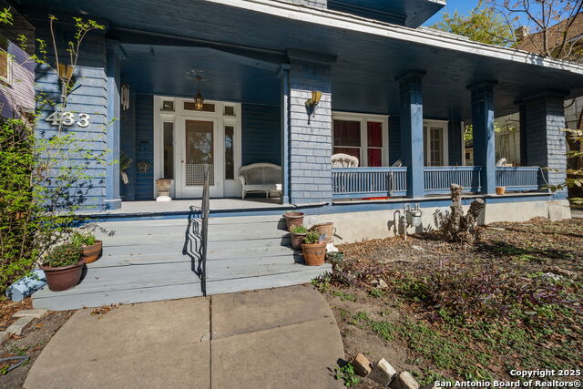 Image 4 of 30 For 433 Woodlawn Ave W