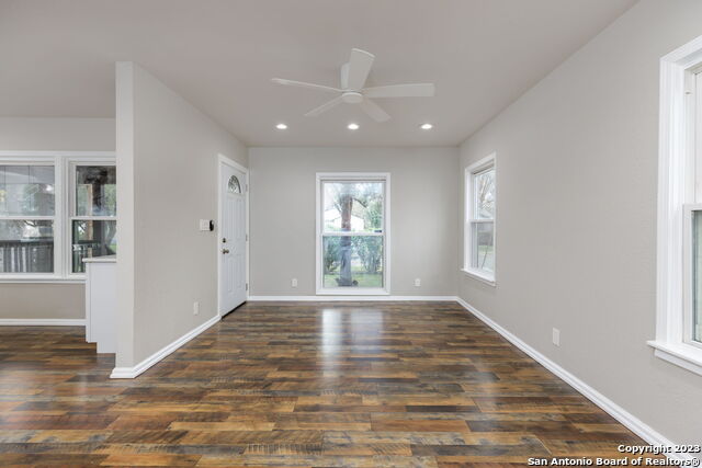 Image 13 of 25 For 527 Meadowlane