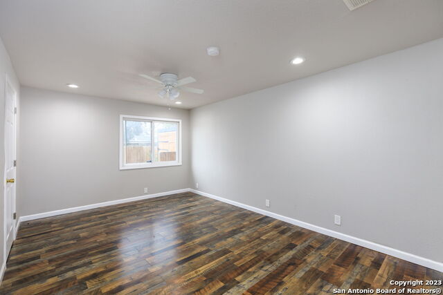 Image 15 of 25 For 527 Meadowlane