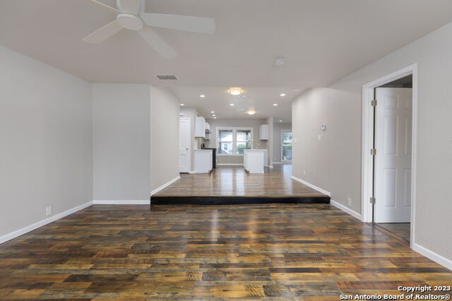 Image 16 of 25 For 527 Meadowlane