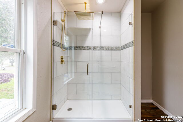 Image 23 of 25 For 527 Meadowlane