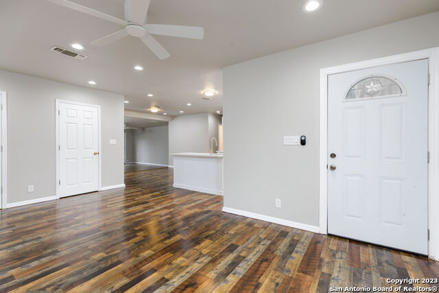 Image 9 of 25 For 527 Meadowlane