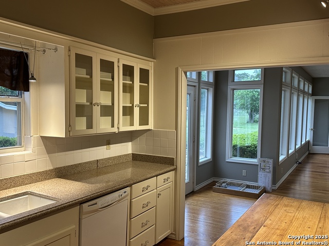 Image 6 of 24 For 148 Robindale W