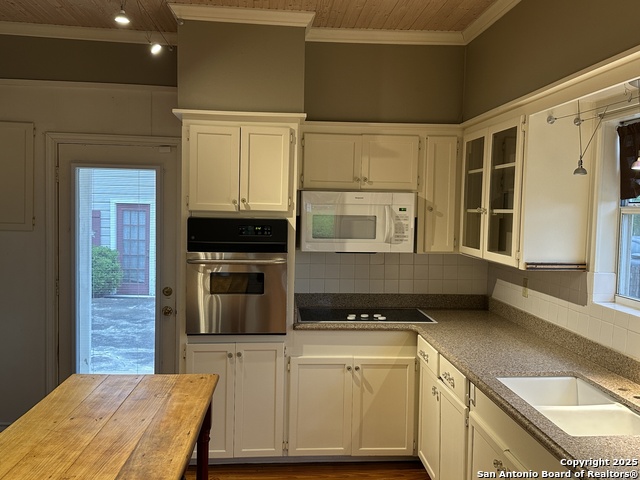 Image 7 of 24 For 148 Robindale W