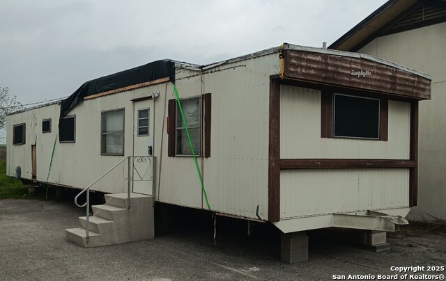 Listing photo id 10 for 651 Scott Way