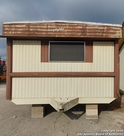 Listing photo id 11 for 651 Scott Way