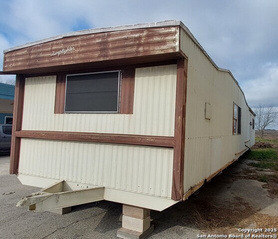 Listing photo id 12 for 651 Scott Way