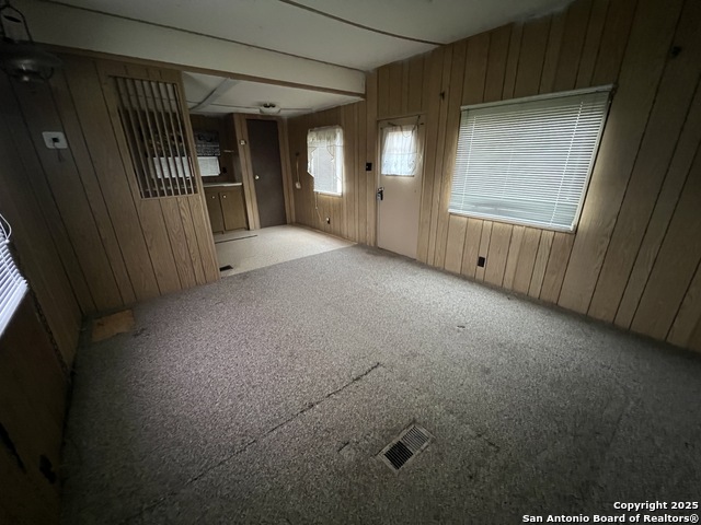 Listing photo id 13 for 651 Scott Way