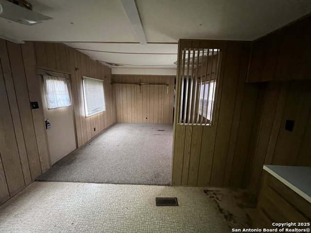 Listing photo id 15 for 651 Scott Way