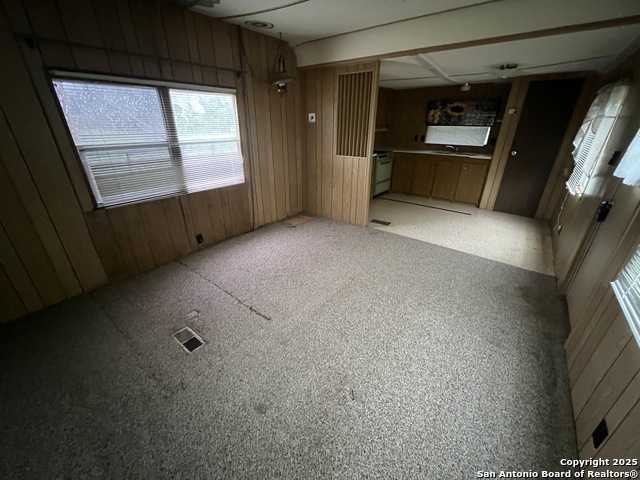 Listing photo id 16 for 651 Scott Way