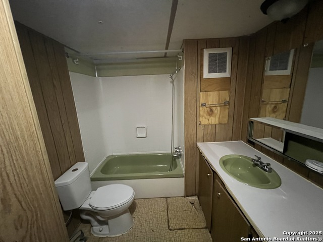 Listing photo id 19 for 651 Scott Way