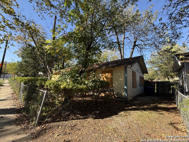 Listing photo id 0 for 1033 Saldana