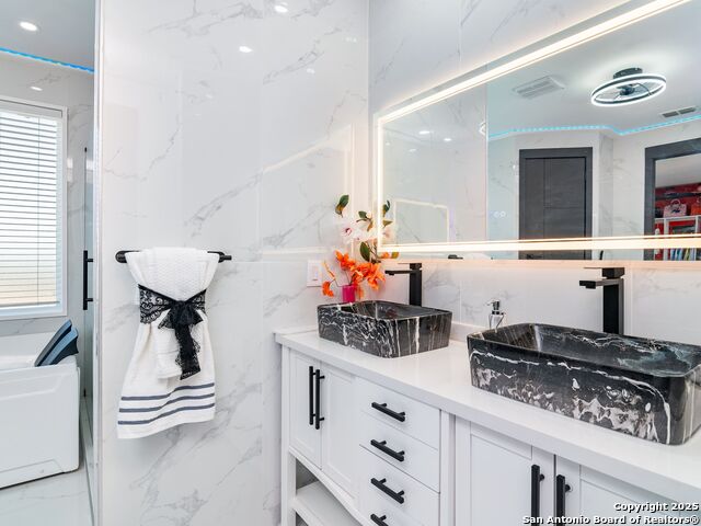 Image 27 of 62 For 629 Lake Island Drive