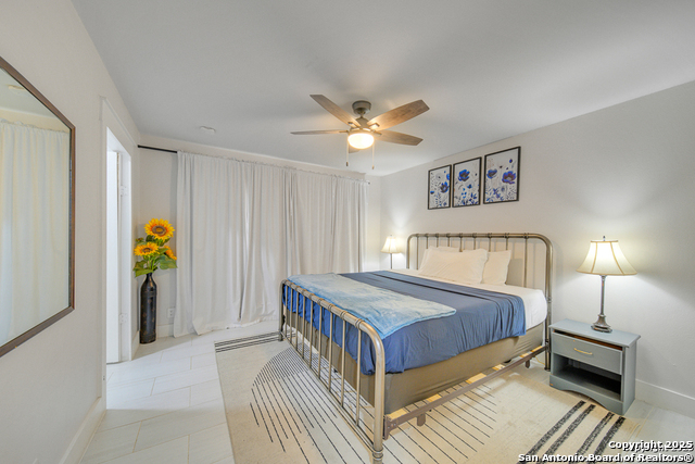 Image 25 of 50 For 605 Squires  