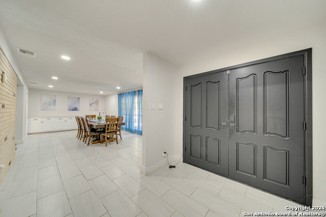 Image 3 of 50 For 605 Squires  