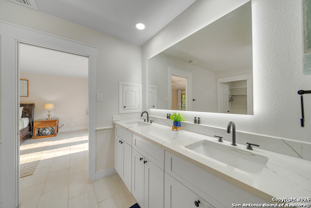 Image 30 of 50 For 605 Squires  