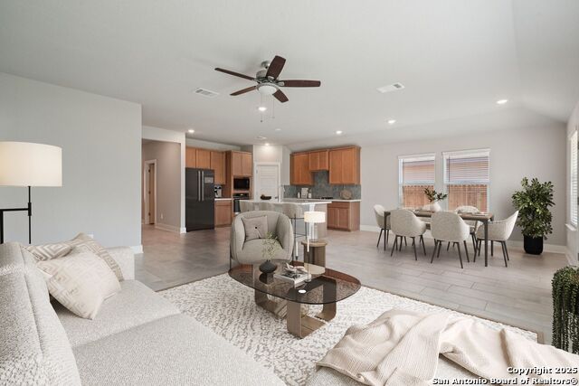 Listing photo id 1 for 918 Earp Blvd