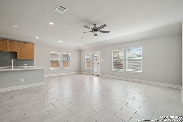 Listing photo id 7 for 918 Earp Blvd