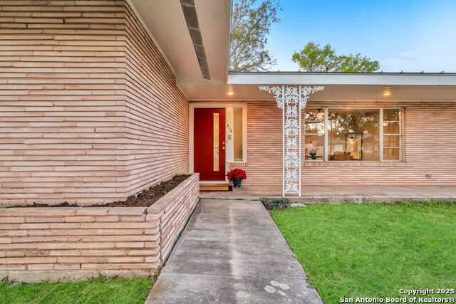 Image 4 of 72 For 212 Atwater