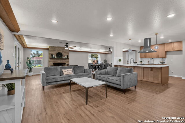 Image 7 of 72 For 212 Atwater