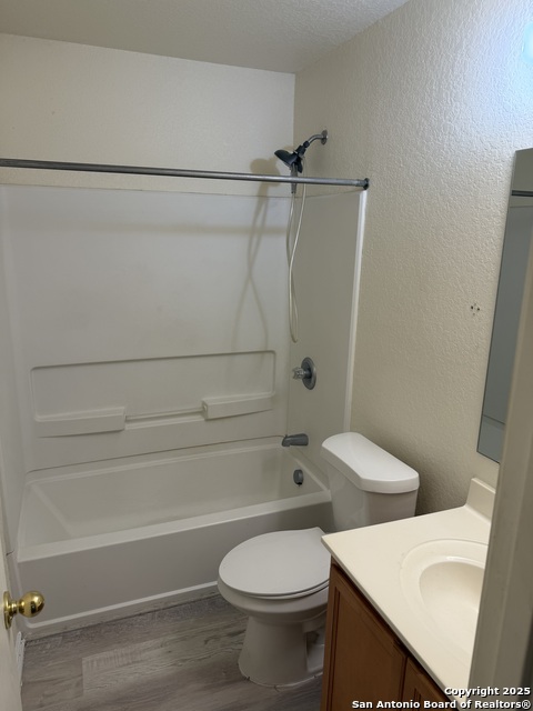 Listing photo id 12 for 3819 Amber Hollow