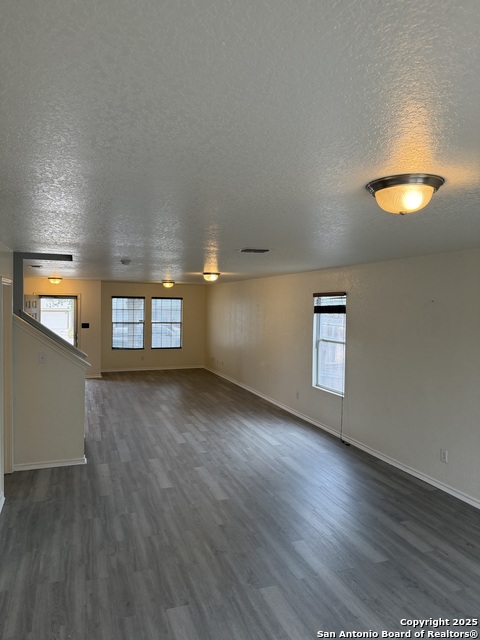 Listing photo id 5 for 3819 Amber Hollow