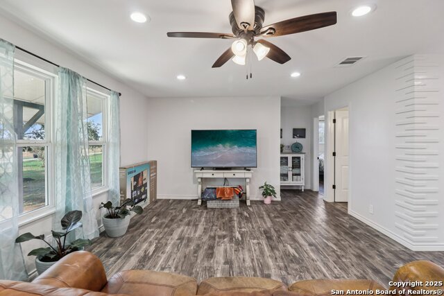 Listing photo id 8 for 5054 Odaniel