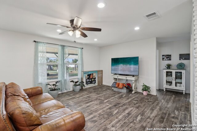 Listing photo id 9 for 5054 Odaniel