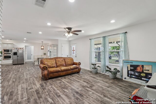 Listing photo id 10 for 5054 Odaniel