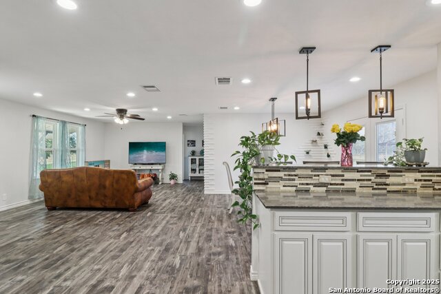 Listing photo id 11 for 5054 Odaniel