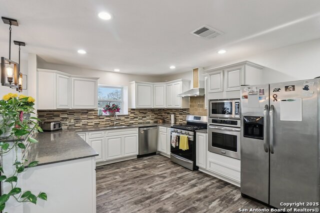 Listing photo id 16 for 5054 Odaniel