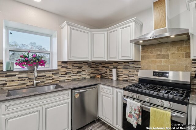 Listing photo id 17 for 5054 Odaniel