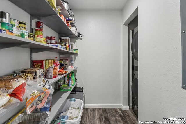 Listing photo id 21 for 5054 Odaniel