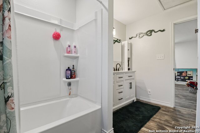 Listing photo id 25 for 5054 Odaniel