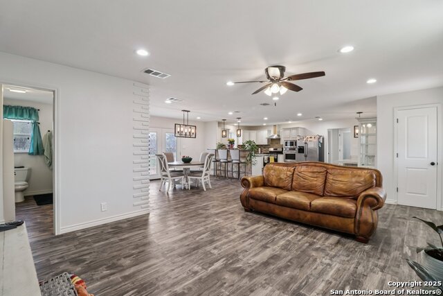 Listing photo id 12 for 5054-5080 Odaniel