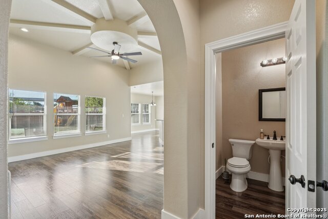 Image 6 of 33 For 8366 Ventura Blvd