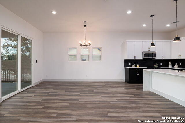 Listing photo id 13 for 1210 Fernwood Rd