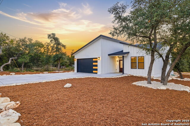 Listing photo id 0 for 1210 Fernwood Rd