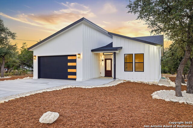 Listing photo id 1 for 1210 Fernwood Rd