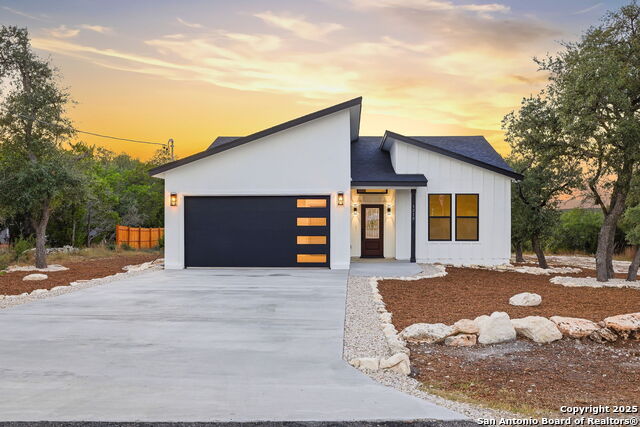 Listing photo id 2 for 1210 Fernwood Rd