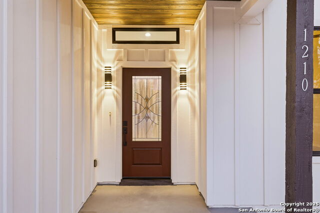 Listing photo id 4 for 1210 Fernwood Rd