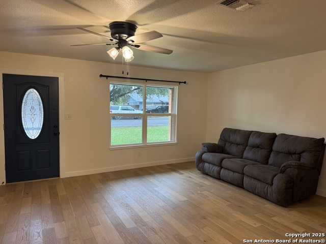 Image 5 of 42 For 121 Larkspur