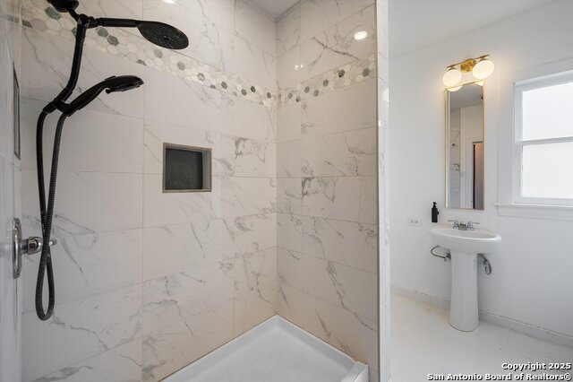 Image 18 of 28 For 1411 E Highland Blvd