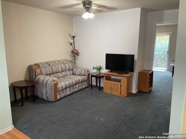 Image 2 of 11 For 923 Vance Jackson Rd  904