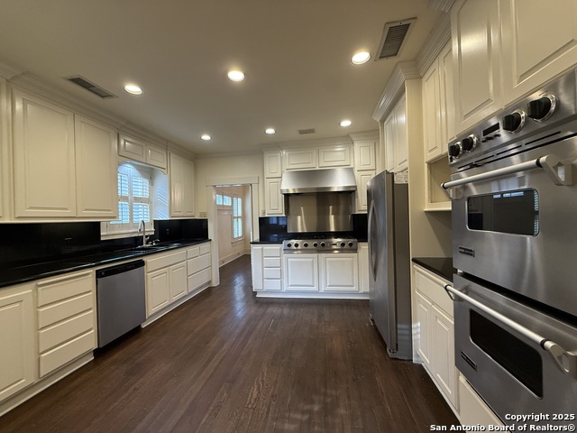 Image 11 of 32 For 334 Gramercy W