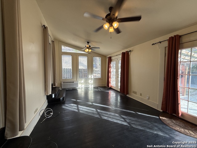 Image 20 of 32 For 334 Gramercy W