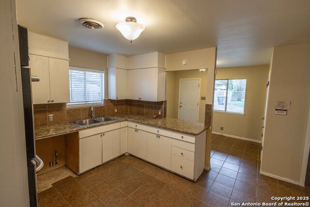 Image 15 of 24 For 330 Louise